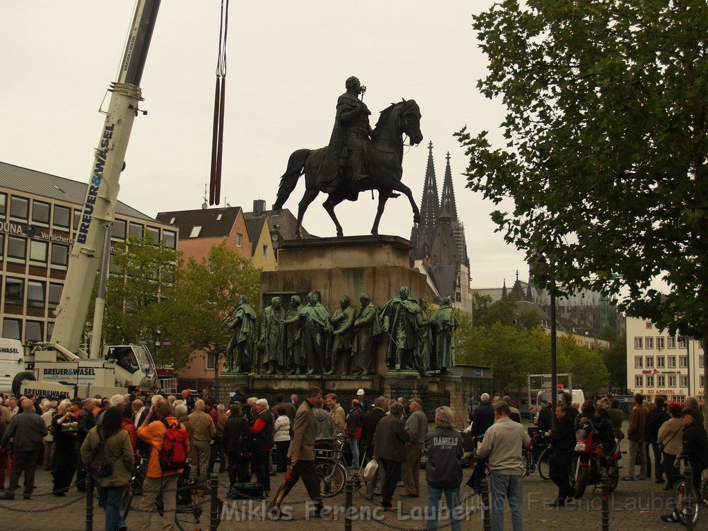 Reiterdenkmal kehrt zurueck auf dem Heumarkt P62.JPG